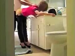 Salop française se fait baiser dans la cuisine par son voisin