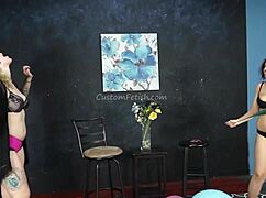 За кулисами с фетиш-моделью на промо с шарами