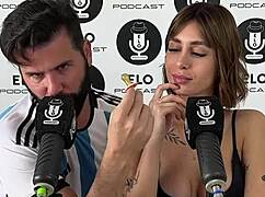 Asi Le Gusta Que Le Chupen Los Pezones