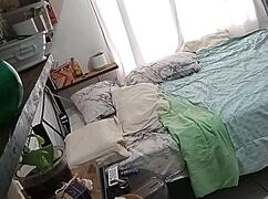 ronde mexicaanse milf betrapt op verborgen cam terwijl ze haar kamer schoonmaakt deel 1. voyeur spanning wacht!