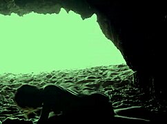 Скрытая парочка шалит в пещере на пляже сексом