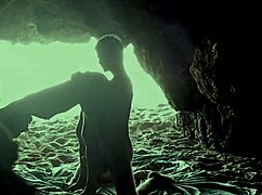 Скрытая парочка шалит в пещере на пляже сексом