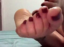 Exibindo Meus Pezinhos Latina Sexy Mostra Seus Pes