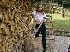 작은 18+ 케이트 그레이트가 야외에서 플레이보이 위해 알몸으로 스트립