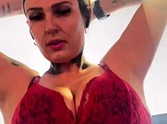 Mulher Sente TES�O Fazendo Exerc�cios F�SICOS Na Academia