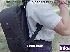 Tímida colegiala de 18 años culona es pillada por desconocido de verga enorme 😱