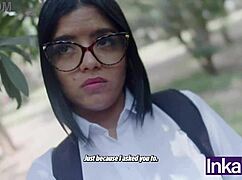 Tímida colegiala de 18 años culona es pillada por desconocido de verga enorme 😱