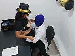 Я в шоке, маскированный доктор соблазнен медсестрой на офисный секс