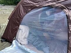 うわ、巨乳の可愛いアジアン、テントでの屋外セックス、すごくこっそり