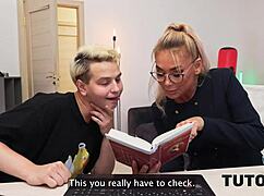 Tutor4k milf tutorica v nogavicah se je jezila, potem pa postala gej in vzela dva kurca naenkrat