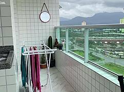 câmera de segurança mostra empregada safada limpando com mini shorts e bunda enorme 😏