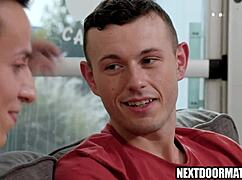 Sexo gay calentándose en una cafetería acogedora.