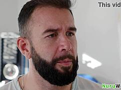 فتاة بلوند ساخنة 18+ آنا كلير كلاودز ترشد ويل باوندر خلال تدليك نورو