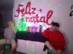 Karácsonyi hölgy dominálja cuckoldját két hatalmas fasszal vad jelmezben