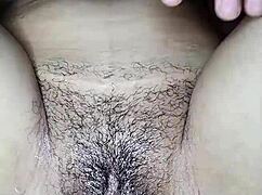 joven latina skinny masturba coño peludo cabalgando escondida hasta correrse creamy 😈