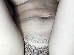 joven latina skinny masturba coño peludo cabalgando escondida hasta correrse creamy 😈