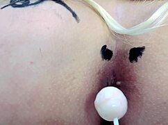 Mentes maliciosas vão dizer que é um cu rosinha chupando pirulito completo no sheer e red