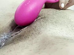 Me masturbo en un baño público mientras no hay nadie alrededor, qué locura 😅