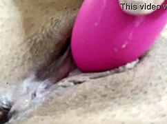 Me masturbo en un baño público mientras no hay nadie alrededor, qué locura 😅