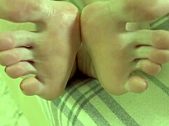 Explode your seed all over my pretty feet, i beg you