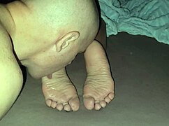 He quietly licked his stepmother’s soles and spilled cum over them