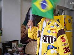 Bastidores: Kevin and Ethan in Brazilian interracial threesome backstage.