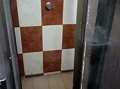 Entro a la ducha con la cachonda de mi hermanastra y me la follo bien duro hasta correrme en ella