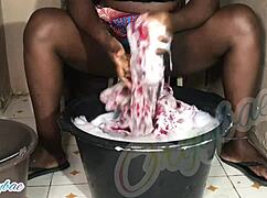 Háziaszony vetkőzik a hétvégi mosáshoz gőzös otthoni klipben