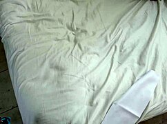 Pohotna nuna vzame velik kurac globoko v tesni rit za domači užitek