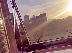 Casal fode na janela de prédio para os vizinhos verem