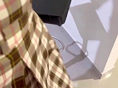 Ay padrastro, frotas tu verga sobre mi uniforme?