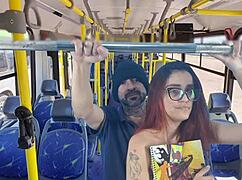 Študentka dobi vrtanje od tujca v gneči avtobusa