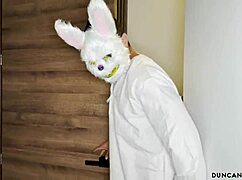 Kurbe premagajo velikokurčnega strašnega vdiralca z intenzivnim lizanjem in čaščenjem