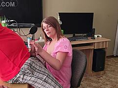 stepmom givin’ me a handjob b4 bed, so good