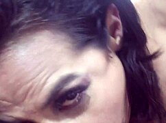 Vecino aprovechó el defecto de la ducha para seducir a la vecina, quieres ver cómo termina?