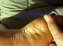 imagine fingering those toes in tight leggings