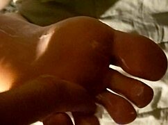 imagine fingering those toes in tight leggings