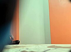 Колумбийская сводная сестра переодевается в приватный момент