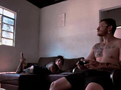 bastidores da grava��o chupando o carmona jogando video game