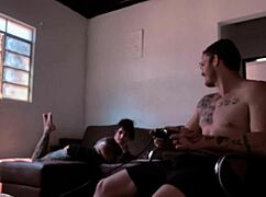 bastidores da grava��o chupando o carmona jogando video game