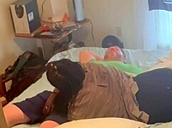 Vecina ebony amateur casera vino a follar en la habitación misionero