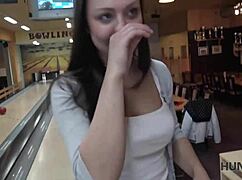 Ubedio sam je za vrući seks u baru sa velikom ponudom novca