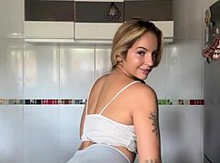 Blonde Novinha Shakes Her Big Ass