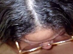 La mama de mi mejor amigo catches me with her thong and swallows everything