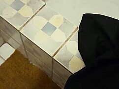 La mama de mi mejor amigo catches me with her thong and swallows everything