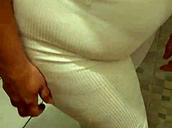 La mama de mi mejor amigo catches me with her thong and swallows everything