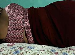 sanjana aunty shows her ass in saree 😏