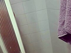 Espío a mi madrastra en el baño y grabo cada detalle