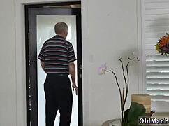 wow, young solo babe fingering in hd, riding old wood! 😍