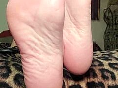 foot goddess mymistressk hypnotizes subs with bare feet 😍
